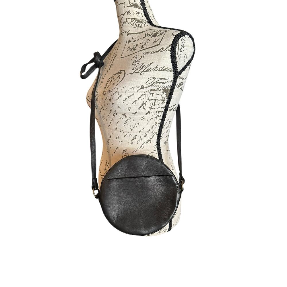 Le Donne Leather Black Round Crossbody Bag – Genuine Leather, Made in Colombia